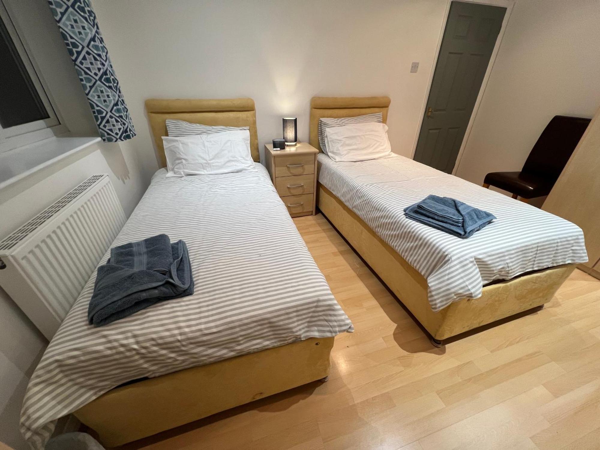 Twin Room At The Bungalow With Shared Shower Room Kettering Ngoại thất bức ảnh