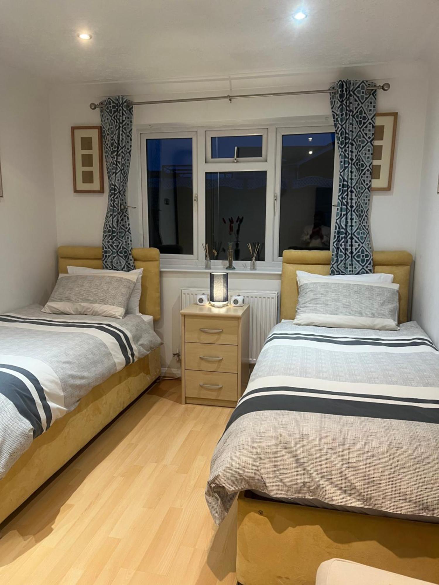 Twin Room At The Bungalow With Shared Shower Room Kettering Ngoại thất bức ảnh
