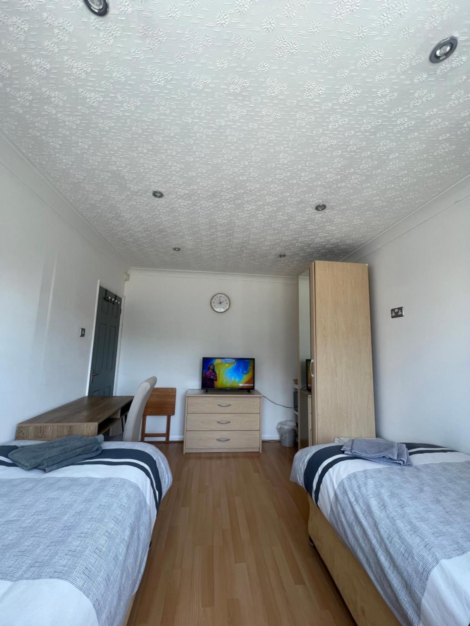 Twin Room At The Bungalow With Shared Shower Room Kettering Ngoại thất bức ảnh